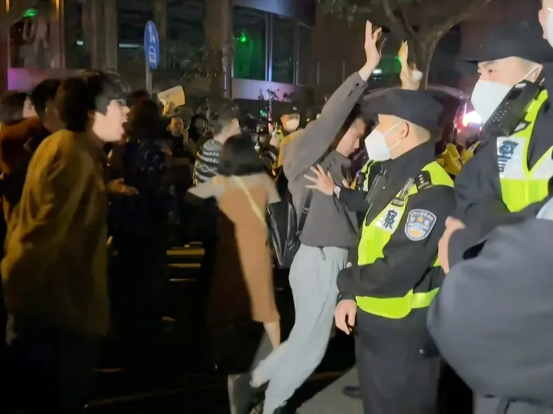 Proteste împotriva carantinărilor au izbucnit duminică la Shanghai, în mai multe universităţi din Beijing şi în alte oraşe din China. / Foto: Profimedia