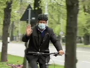 Preşedintele Klaus Iohannis s-a alăturat campaniei "Vinerea Verde" şi s-a deplasat cu bicicleta spre Palatul Cotroceni. / Foto: digi24.ro