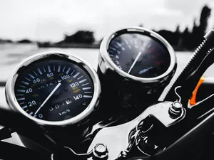 Amendă record, de 17.805 lei, pentru un motociclist fără permis. Ce a făcut în municipiul Suceava - Foto: pexels.com/revac film's&photography - Imagine cu rol ilustrativ