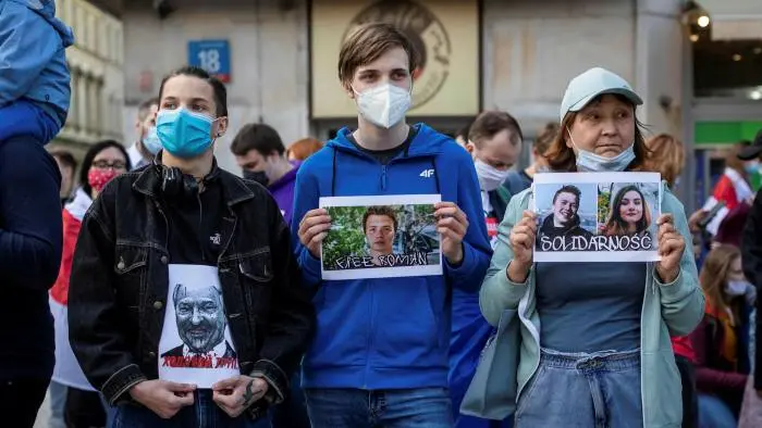 Protestatari din Polonia cerând eliberarea lui Roman Protasevici. Foto Getty Images