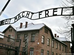 Intrarea în lagărul de la Auschwitz/FOTO: dw.com