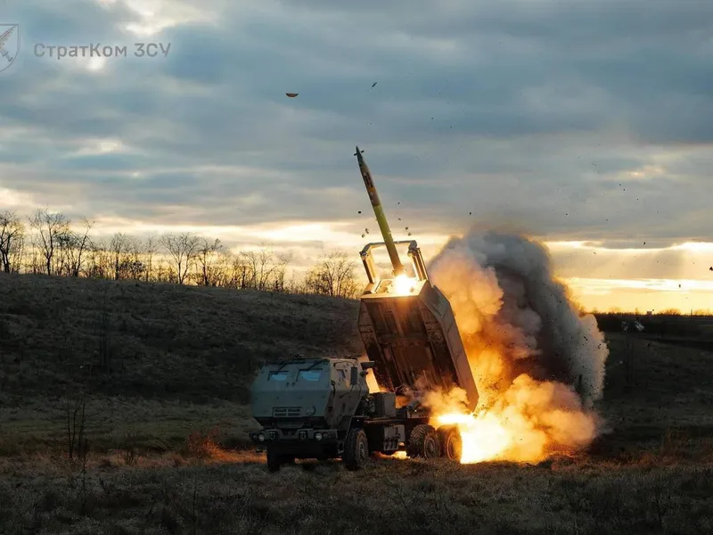 HIMARS spulberă un grup de soldați ruși exact în momentu în care erau medaliați de superiori - Foto: X/ @Militarylandnet