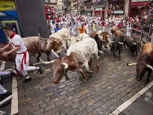 Cursa de tauri de la festivalul San Fermin: Cel puțin 6 persoane luate în coarne pe străzi - Foto: Profimedia Images