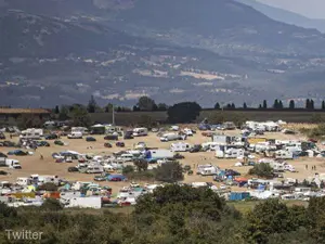 Aproape 8.000 de tineri europeni, la o petrecere „rave” ilegală organizată în centrul Italiei./ Foto: Corriere della Sera, Twitter