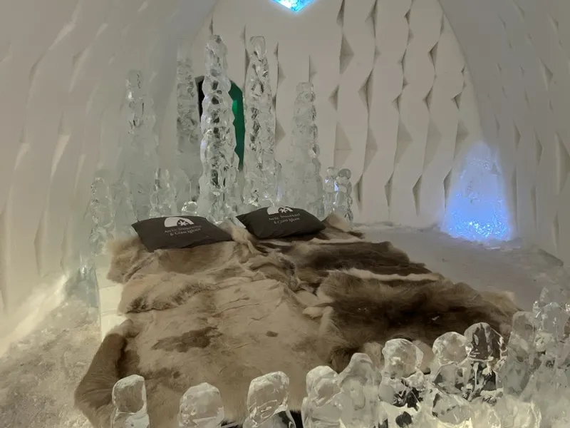 La Arctic SnowHotel puteți dormi pe un pat din gheață. / Foto: Newsweek România