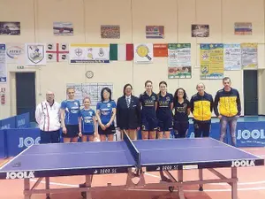 ALESSIA PAULIUC, (stânga), alături de colega sa de club Dora Moldovan și antrenoarea Nicoleta Husar, după ce au câștigat primul loc pe echipe la Linz - Austria