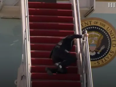 Joe Biden, în genunchi pe scara Air Force One/FOTO: Youtube