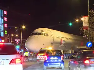 Avion de pasageri surprins pe o stradă în București. Era tractat pe o platformă. Cum a ajuns în trafic și unde trebuia să fie dus?