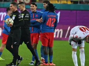 SCANDALOS! De ce nu a intervenit VAR să acorde penalty în FCSB - Dinamo: 'Kovacs a spus că se verifică'