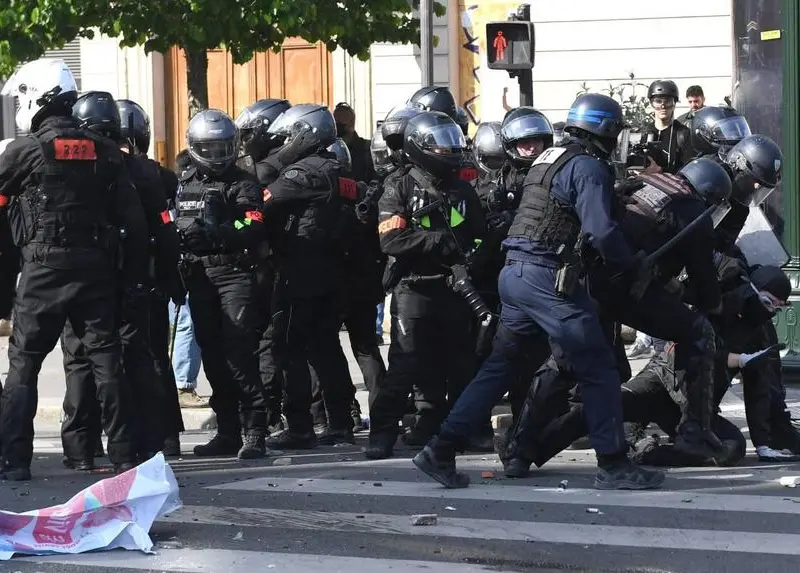 VIDEO Violențe la Paris de 1 mai. Poliția a intervenit în forță. Magazine vandalizate / Twitter /news.ro