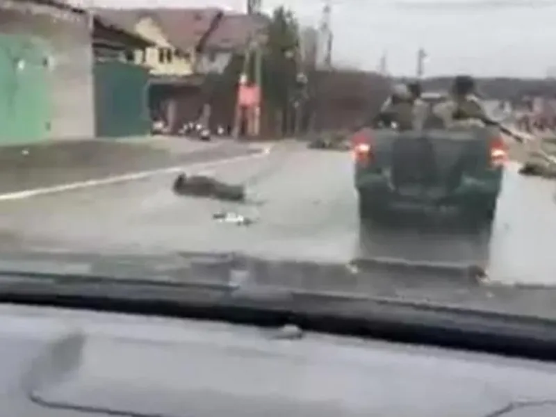 În orașul Bucha, cadravrele civililor au fost lăsate de militarii ruși pe stradă/ FOTO: Captură video