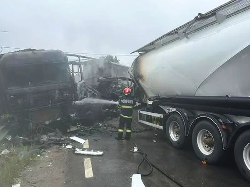 Incendiu. Un camion cu tuburi de metal s-a ciocnit cu o cisternă plină cu praf de ciment - Foto: ISU Bihor