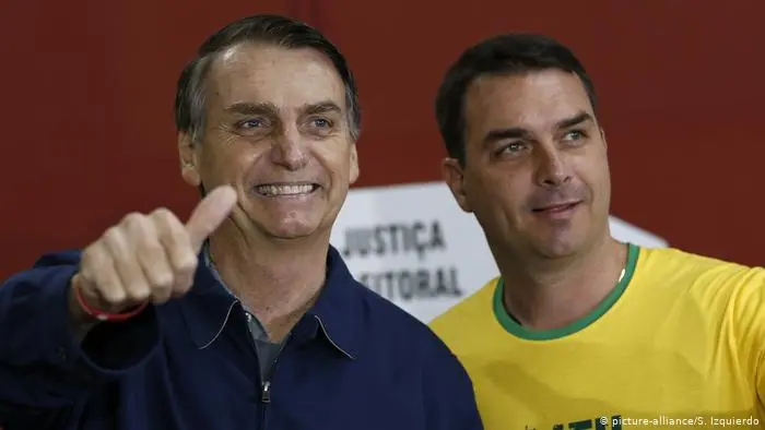 Jair și Flavio Bolsonaro/FOTO: dw.com