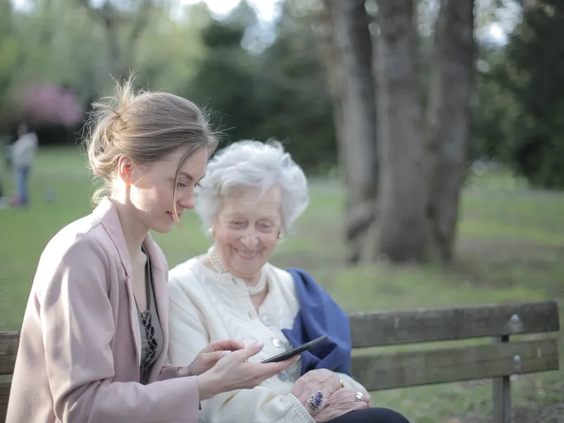 Pensionară cu nepoata Foto: Pexels.com