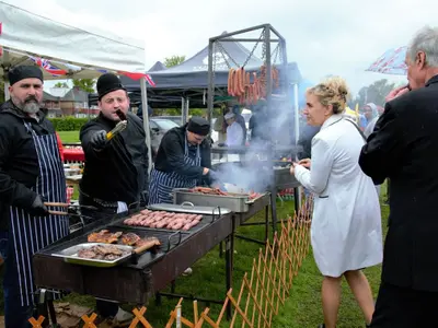 Încoronarea Regelui Charles, sărbătorită cu mici și muzică populară de comunitatea de români. - Foto: agerpres.ro