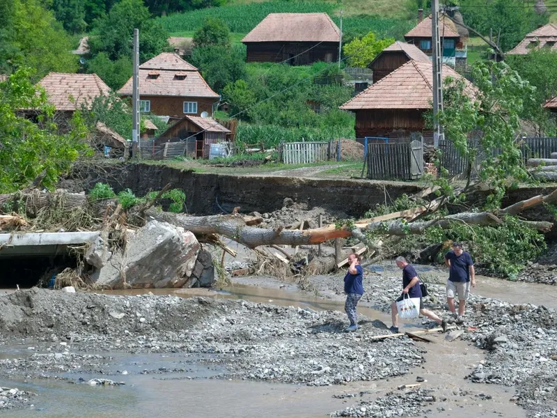 Vine viitura. Cod galben şi portocaliu în nord-vestul ţării - Foto:  CUVINTE CHEIE autoritati evaluare pagube inundatii alba ocolis viitura munte muntii apuseni DREPTURI DE AUTOR INQUAM PHOTOS / Raul Stef