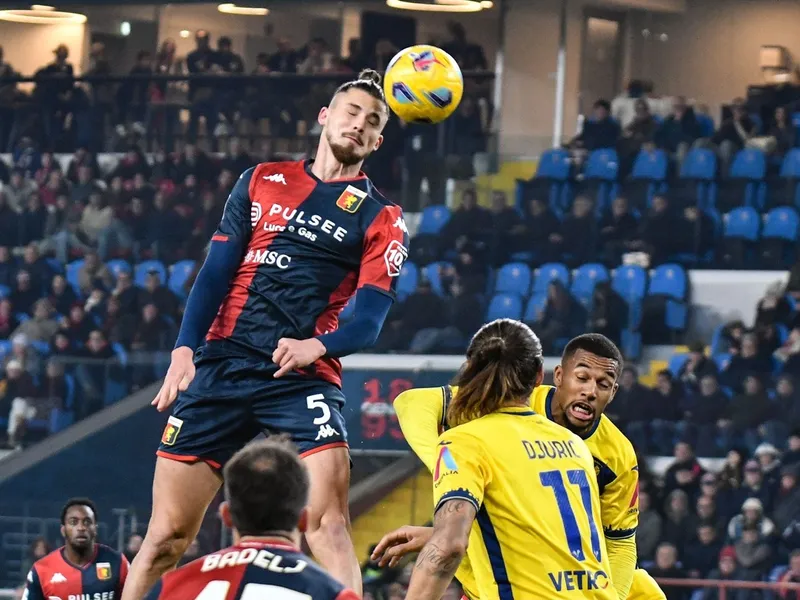 Fotbalistul român Radu Drăguşin a găurit poarta echipei Hellas Verona. Genoa a învins cu 1-0 - Foto: Profimedia Images