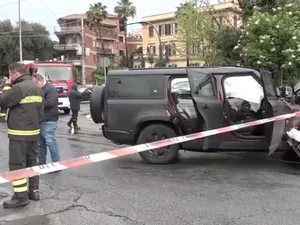 SUV-ul căpitanului lui Lazio Roma, Ciro Immobile, a ajuns daună totală după ce fotbalistul a intrat frontal într-un tramvai în centrul Romei. - Foto: auto-moto.com