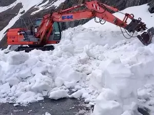 Când va fi redeschis traficul pe Transfăgărășan? Zăpada are 3 metri înălțime în unele locuri Foto: captura video DRDP Brasov