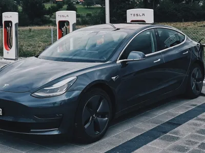 Un român a fost anunțat că a câștigat o mașină Tesla. Ce a făcut în continuare Foto: Unsplash.com - rol ilustrativ