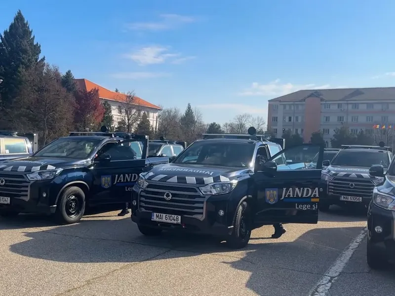 Jandarmeria s-a dotat cu 51 de pick-up-uri. Girofarul, goarna și troliul au dublat prețul - Foto: captură video