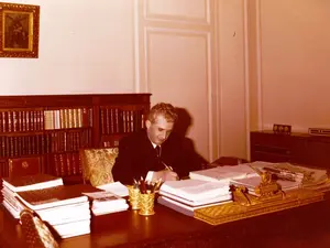 Nicolae Ceaușescu, în biroul său, în ianuarie 1980, la împlinirea vțrstei de 62 de ani - Foto: Fototeca online a comunismului românesc