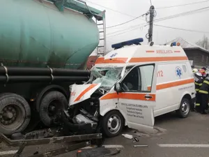 O ambulanță s-a izbit violent de o cisternă în Gorj. Asistenta echipajului, în stare gravă - FOTO: Infotrafic.ro