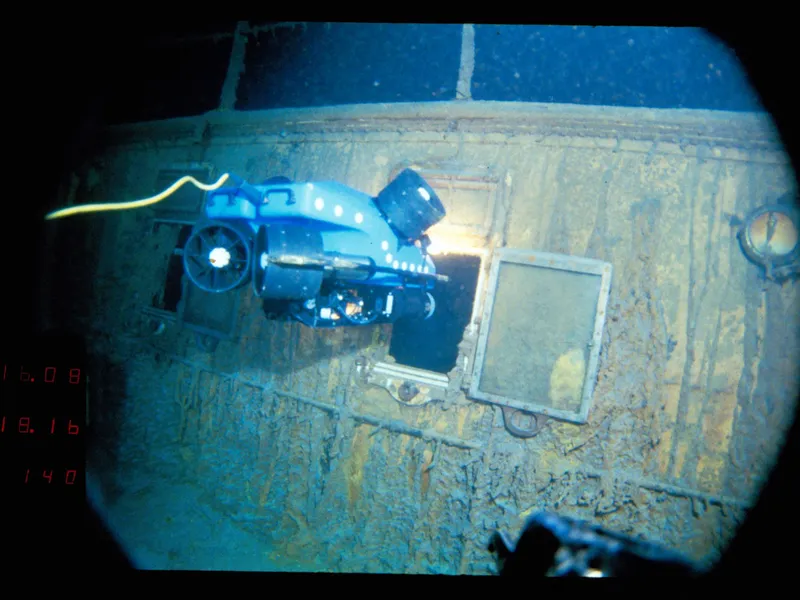 Imagine realizată în 1986 și publicată în februarie 2023. Un submersibil telecomandat studiază epava Titanicului. Foto: profimediaimages/ AFP PHOTO / Woods Hole Oceanographic Institution / HANDOUT