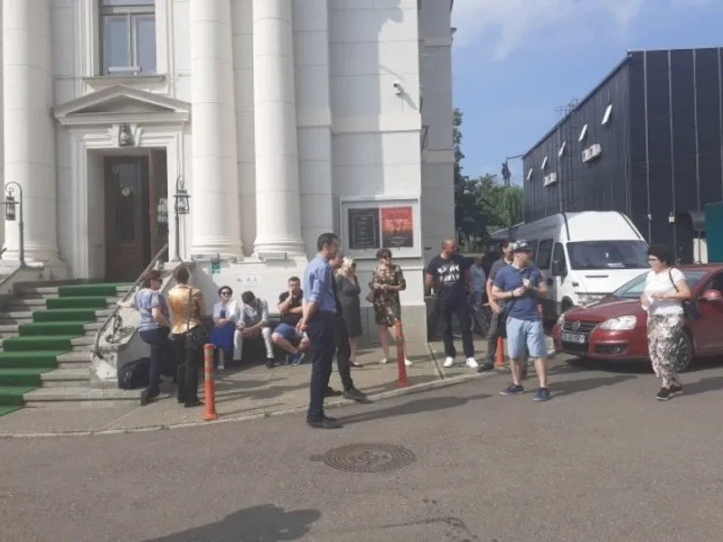 Protest în stradă: întoarcerea lui Beatrice Rancea tulbură apele la Operă/FOTO: ziaruldeiasi.ro