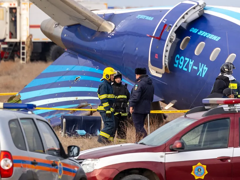 Au apărut imagini în care fuselajul aeronavei este găurit ca și cum s-ar fi tras în el Foto: profimediaimages.ro