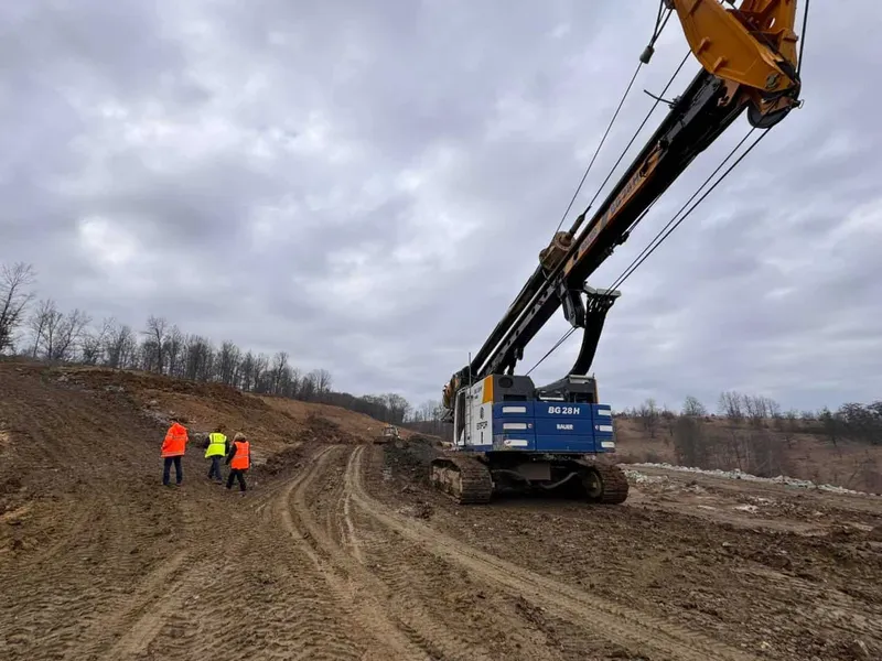 „Autostrada rușinii naționale” are 9 km și în 2 ani lucrările abia au depășit 3%. Gata în 2026? - Foto: oradesibiu.ro