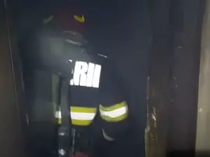 VIDEO Incendiu la o pensiune din Brezoi. Zeci de turiști intoxicați cu monoxid de carbon/FOTO: Captura video