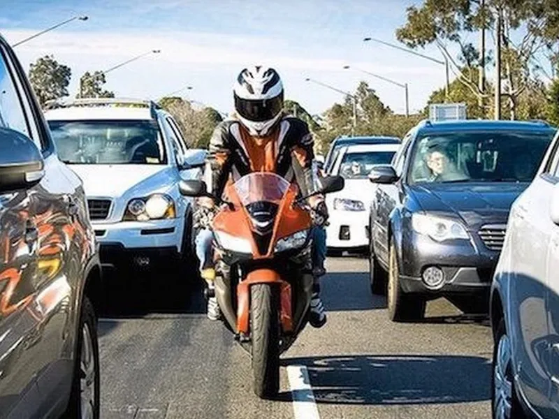 Mulți șoferi se enervează că motocicliștii și scuteriștii trec printre mașini. Ce spune legea - Foto: eatsleepride.com