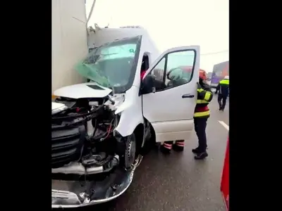 Un microbuz s-a înfipt în remorca unui TIR pe E 85. / Foto: captură video