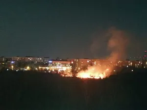 Incendiu de vegetaţie în Parcul IOR - Foto: FacebooklChesaru Razvan