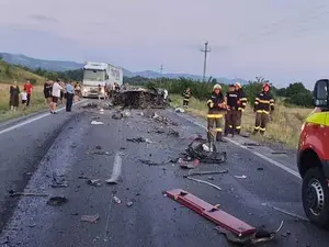 Un șofer de 19 ani a intrat în plin într-un TIR de pe contrasens pe DN6. Și-a pierdut viața. / Foto: news.ro