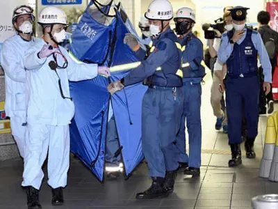 Atac cu cuţitul într-un tren din Tokyo: Autorul ar fi vrut să omoare femei care „par fericite”. / Foto: theguardian.com