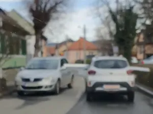 Transport agabaritic, cu Dacia Spring. „Dorel” zgârie și o mașină parcată. / Foto: captură video