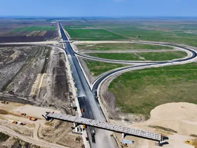 Autostrada A7 a fost încovoiată de interesele locale, la “Cocoaşa de la Focşani” - Foto: captură video YouTube/Raducu P Drum