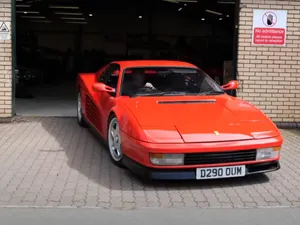 Sacrilegiu! Un YouTuber a înlocuit motorul unui Ferrari Testarossa cu unul electric de Tesla - Foto: captură video