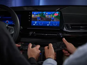 CES 2024 Mașinile, transformate în console de jocuri pe roți: split-screen și controllere - Foto: BMW