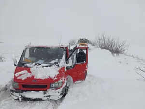 Mașini blocate în zăpada din județul Constanța/FOTO: news.ro