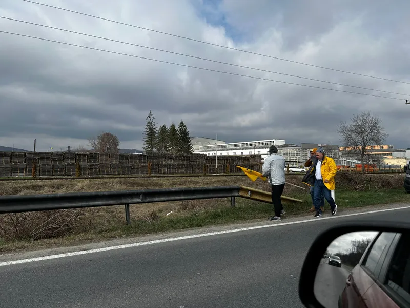 „Mare” protest AUR, anti-SMR, la Doicești: Nu s-au strâns decât 25-30 de simpatizanți - Foto: NW