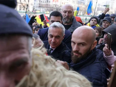 FOTO Din salariu de 1.000€ de profesor, Călin Georgescu e păzit 4 bodyguarzi din Legiunea Străină - Foto: INQUAM PHOTOS / Octav Ganea