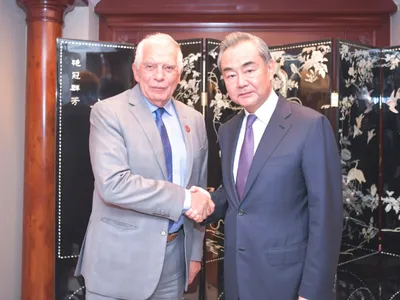 Directorul Biroului Comisiei Centrale pentru Afaceri Externe, Wang Yi, se întâlnește cu Înaltul Reprezentant al Uniunii Europene (UE) pentru Afaceri Externe și Politică de Securitate, Josep Borrell, la Jakarta - Foto: Profimedia Images