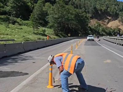 DN7 Valea Oltului se dărâmă, între Lazaret și Turnu Spart. O bandă a fost închisă total - Foto: captură video