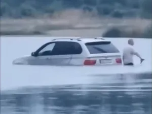 Un șofer de BMW s-a bazat prea mult pe mașină și a rămas în râul Bistrița Foto: captură Youtube