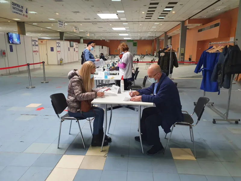 Medicul Cătălin Popescu îndrumă o persoană care a venit să se vaccineze Foto: NW