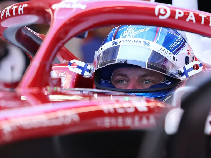 Pilotul finlandez Valtteri Bottas de la Alfa Romeo stă în mașina sa în timpul celei de-a treia sesiuni de antrenamente la Marele Premiu de Formula 1 din Singapore, pe circuitul Marina Bay City din Singapore - Foto: Profimedia Images