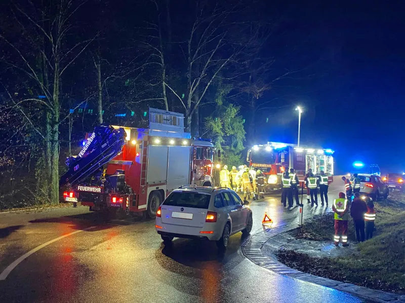 O șoferiță a căzut într-o râpă din cauza unui TIR. Camionagiul a fugit. / Foto: krone.at